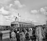 Triebwagen T 2 (Esslingen, Baujahr 1956) ist am Fähranlieger in Dagebüll Mole angekommen. Die Fahrgäste steigen auf die Fähren nach Föhr und Amrum um. (08.1964) <i>Foto: Reinhard Todt</i>