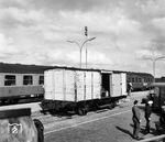 Im Güterwagen Gh 12 wurden die aufgegebenen Gepäckstücke der Reisenden transportiert. (08.1964) <i>Foto: Reinhard Todt</i>