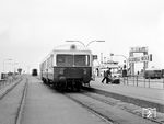 Seit 1952 können Züge in Dagebüll bis auf die Mole fahren. 1972-74 wurde die Mole nochmals ausgebaut. Dort wartet der Esslinger Triebwagen T 2. Von hier ist es nur ein kurzer Fußweg zu den Fähren nach Föhr und Amrum. Bei Sturmflut und geschlossenen Deichtoren wird der 1992 als regulärer Halt aufgelassene und heute nur als Betriebsstelle genutzte Bahnhof Dagebüll Hafen statt Dagebüll Mole bedient.  (03.1988) <i>Foto: Reinhard Todt</i>