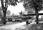 52 1331 vom Bw Frankfurt (Oder) Pbf fährt mit einem Güterzug über den Bü Po 43 der Fernstraße 115 (Berliner Chaussee) nach Lübben (Spreewald) ein. Über die Brücke verläuft die Eisenbahnstrecke nach Beeskow. (13.05.1968) <i>Foto: Klaus Kieper, Slg. Holzborn</i>