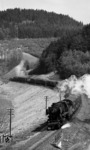 052 175 (50 2175) mit einem Güterzug hinter dem Kappelesberg-Tunnel bei Mittelrot (zwischen Gaildorf und Fichtenberg). (07.04.1973) <i>Foto: Burkhard Wollny</i>