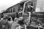 Unter dem Motto "Abschied von der Dampflokomotive" organisierte die DGEG einen Sonderzug von Köln nach Emden. In Rheine übernahm 043 196 (ex 44 1203) den D 25934, dessen Hauptakteure vor der Abfahrt sogar noch Autogramme geben mussten. (23.10.1977) <i>Foto: Wolfgang Staiger</i>