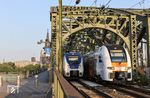Parallelfahrt von RRX 462 024 als RB 25408 aus Mainz und NX 353 als RB 17312 nach Wuppertal-Oberbarmen auf der Hohenzollernbrücke in Köln-Deutz. (24.06.2023) <i>Foto: Joachim Bügel</i>