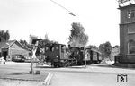 Lok 28 der SWEG rollt mit dem Museumszug durch Furschenbach nahe Ottenhöfen. (14.07.1968) <i>Foto: Helmut Röth</i>
