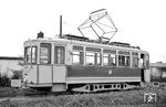 Die letzten für die Barmer Bergbahn gebauten Meterspur-Wagen entstanden 1928. Aus dieser Serie stammte der von Schöndorff/SSW gebaute Tw 194 (ursprünglich Tw 94). Der 1940 in 194 umgetaufte Tw 94 wurde 1966 von Heinz Johann, dem Mitbegründer und Ehrenvorsitzenden des Vereins Bergischer Museumsbahnen (BMB), erworben. Er stellte den Wagen in Wiehagen nahe Hückeswagen auf seinem Privatgrundstück auf einer insgesamt 65 Meter umfassenden Gleisanlage auf. Nach seinem Tod im Januar 2013 wurde sein privat angelegtes Straßenbahnmuseum aufgelöst und die Fahrzeuge zur BMB nach Wuppertal-Kohlfurth gebracht. Wagen 194 war bereits 1999 dorthin zurückgekehrt. Als einsamer Fahrgast sitzt hier übrigens Carl Bellingrodt in dem Straßenbahnwagen. (27.10.1968) <i>Foto: Helmut Röth</i>