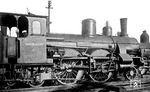 Lok "LIMBURG", eine pfälzische P 2.I (Pfalzbahn Nr. 62), im Bw Kaiserslautern. Die 1895 bei Krauss in München gebaute Lok wurde am 11.10.1924 ausgemustert. Bei dieser Baureihe waren die Lauf- und Treibachsen mittels einer Gabeldeichsel zu einem Krauss-Helmholtz-Drehgestell verbunden. Die hintere Laufachse lag in einem Außenrahmen. Die Lok war in der Lage, einen 106 Tonnen schweren Zug in der Ebene mit 90 km/h zu ziehen.  (1910) <i>Foto: Dr. Joachim Feißel</i>