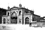 Nur kurze Zeit von 1883 bis 1896 stand dieser mondäne Seitenempfangsbau am rheinseitigen Querbahnsteig in Ludwigshafen (Rhein) Hbf. Mit der Erweiterung des Hauptbahnhofs wurde der Bau abgerissen. (1895) <i>Foto: RVM-Archiv</i>