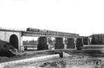 Die am 23. August 1952 an die DB ausgelieferte Vorserienlok E 10 001 vor D 503 auf der Mainbrücke bei Kitzingen. (28.04.1955) <i>Foto: Carl Bellingrodt</i>