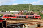 Der auf einem Hilfsdrehgestell aufgebockte 642 187 der Kurhessenbahn hat Marburg erreicht. (03.07.2023) <i>Foto: Martin Krüger</i>