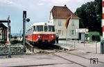 Die Hohenzollerische Landesbahn AG (HzL) ist neben AVG und SWEG die größte nicht-bundeseigene Eisenbahngesellschaft in Baden-Württemberg und betreibt seit 1900 Personen- und Güterverkehr. Im Bahnhof Hechingen Landesbahn steht der damals nagelneue MAN-Triebwagen VT 9. (17.06.1966) <i>Foto: Theodor Horn</i>