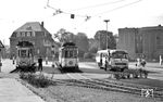 Nahverkehrstreffen am Friedrich-Ebert-Platz, der heute noch der zentrale Busbahnhof in der Remscheider Innenstadt ist. Links steht Tw 159 der WSW nach Wuppertal-Elberfeld (Linie 15), in der Mitte Tw 41 ("Düsseldorfer", Baujahr 1925) nach Wermelskirchen (Linie 2), rechts der Mercedes-Bus 30 (RS-2089) auf der Linie 14 zum Stadtpark. (21.09.1959) <i>Foto: Aad van Ooy</i>