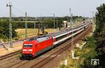 Als letzte Lok der Baureihe 101 wurde 101 145 am 18.06.1999 abgenommen. Noch ist sie für DB Fernverkehr im Einsatz und rauscht hier mit EC 9 (Hamburg-Altona - Zürich HB) durch Langenfeld/Rhld. (09.07.2023) <i>Foto: Joachim Bügel</i>