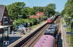 Kreuzungshalt im Bahnhof Morsum. 012 104 wartet mit Sonderzug DPE 74206 aus Hamburg-Altona die Durchfahrt des Az 1425 mit 245 026 aus Westerland (Sylt) ab. (08.07.2023) <i>Foto: Joachim Schmidt</i>