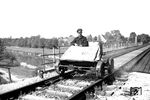 Der Bahnmeister einer unbekannten Dienststelle in der Rbd Augsburg ist mit seiner Draisine auf Erkundungsfahrt. In seinem Bezirk war er die für die betriebssichere Unterhaltung der Eisenbahnanlagen (Oberbau) verantwortlich.  (1936) <i>Foto: RBD Augsburg</i>