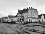 Vor dem großen Empfangsgebäude des Bahnhofs Hörnum wartet der T 24 (Talbot, Baujahr 1949) auf die Rückfahrt nach Westerland. Der Triebwagen kam 1958 von der Eckernförder Kreisbahn nach Sylt, 1971 wurde er an die Juister Inselbahn verkauft. (06.09.1968) <i>Foto: Reinhard Todt</i>