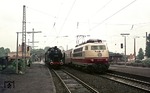 103 128 überholt vor IC 130 den Sonderzug E 32701 mit 24 009 im Bahnhof Kahl am Main. (11.05.1974) <i>Foto: Wolfgang Bügel</i>