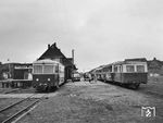 Im nördlichen Endbahnhof List begegnen sich der abgestellte T 24 und ein abfahrbereiter Zug nach Westerland. Am Zugschluss hängt der 1936 für die Wehrmacht gebaute Gepäckanhänger P1, der 1971 an das Straßenbahnmuseum Hannover ging. (14.09.1968) <i>Foto: Reinhard Todt</i>