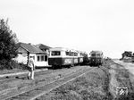 Im Bahnhof Wenningstedt kreuzen zwei Züge auf der Nordbahn. Links der LT 2 mit Anhänger 7 (Eigenbau 1955), rechts der T 28 (Talbot, Baujahr 1949), der 1965 von der Hoya-Syke-Asendorfer Eisenbahn nach Sylt kam. (10.09.1968) <i>Foto: Reinhard Todt</i>
