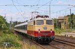 Nein, dies ist nicht die neue Ersatz-Garnitur der RB 48, sondern nur die Überführung DLr 66874 von Dortmund-Eving nach Köln Hbf, die mit TRI E 10 1309 durch Solingen Hbf rauscht. (14.07.2023) <i>Foto: Joachim Bügel</i>