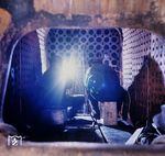 Schweißarbeiten in der Feuerbüchse einer 50er. Die Feuerbüchse bestand aus I Z II-Stahl, einem alterungsbeständigen, gut schweißbaren Sonderstahl mit hoher Kerbschlagzähigkeit.  (05.1974) <i>Foto: Wolfgang Staiger</i>