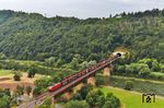 Aus dem 367 m langen Petersberg-Tunnel kommend fährt eine 187 mit GAG 63314 (Dillingen Zentralkokerei - Oberhausen West) über die Moselbrücke in Ediger-Eller. Hinter dem Bahnhof folgt der 4205 m lange Kaiser-Wilhelm-Tunnel nach Cochem. (25.07.2023) <i>Foto: Joachim Bügel</i>