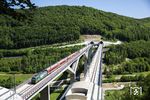 Die Neubaustrecke ist der Streckenklasse D4 zugeordnet. Züge, die über die Strecke fahren, müssen mit ETCS (Baseline 3) ausgerüstet sein. Daher können die TGV-Züge, die von Frankreich nach München verkehren, nicht auf dieser Strecke fahren. Einschränkungen in Bezug auf Lademaßüberschreitungen, Züge mit Dieseltraktion oder Zuggattung bestehen nicht. Lokbespannte Züge dürfen höchstens 230 km/h fahren. Nach Einschätzung der EU-Kommission von 2007 könnten nur Güterzüge mit einer Höchstgeschwindigkeit von 160 km/h und einer maximalen Anhängelast von 1000 Tonnen die Strecke befahren. Diese Voraussetzungen erfüllten damals nur scheibengebremste Züge. Züge von DB Cargo könnten somit nicht über die Strecke fahren (Stand: 2020). Über die Filtalbrücke fahren zwei der fünf an DB Regio für den IRE 200 vermietete ELL-193. Vordere Sandwichlok des IRE 16058 (Ulm - Wendlingen) ist Ell 193 248. (31.05.2023) <i>Foto: Korbinian Fleischer</i>