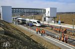 Anfang März 2022 begannen die Hochtastfahrten mit dem advanced TrainLab (aTL). Im neuen Bahnhof Merklingen - Schwäbische Alb wurde der Zug pressewirksam empfangen. Mit dem aTL bietet der Technikbereich der DB eine Plattform zur Erprobung von neuen Technologien. Der Zug besteht aus zwei 200 km/h schnellen dieselektrischen Triebzügen der Baureihe 605 (605 017 und 605 019), die bis 2017 als Intercity-Express-Züge im Personenfernverkehr im Einsatz waren. In ihrem Inneren wurden einige Sitzreihen ausgebaut, um Platz für Messtechnik zu schaffen. Die Züge sind mit zahlreichen Antennen und Sensoren sowie einem Datennetzwerk ausgestattet. Außerdem wurde der 605 017 mit einer Sensorik zur Hinderniserkennung und einer Plattform auf dem Dach des Zuges zur flexibleren Anordnung sowie Montage und Demontage von Antennen ausgerüstet. Neben den Zugbeeinflussungssystemen Punktförmige Zugbeeinflussung (PZB) und Linienförmige Zugbeeinflussung (LZB) wurde 605 019 zu Erprobungszwecken zusätzlich mit dem European Train Control Train System (ETCS) ausgerüstet. (01.03.2022) <i>Foto: Korbinian Fleischer</i>