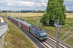 Ell 193 243 fährt mit IRE 16066 nach Wendlingen (Neckar) in Merklingen - Schwäbische Alb ein. Im Hintergrund liegt Merklingen (Ort). (17.07.2023) <i>Foto: Karsten Risch</i>