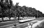 Tw 40 (Gastell/Siemens, Baujahr 1913) mit Beiwagen 139 und 137 auf der Linie 8 nach Jugenheim in der Heidelberger Landstraße in Darmstadt. (15.07.1959) <i>Foto: Aad van Ooy</i>