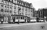 Tw 16 mit Bw 109 und 104 warten an der Haltestelle Bergheimer Straße in Heidelberg auf die Weiterfahrt in den Betriebshof.  (21.07.1959) <i>Foto: Aad van Ooy</i>