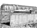 01 1069 vom Bw Hagen-Eckesey passiert mit dem F 15 "Sachsenroß" (Köln - Hannover) die Reste der Brücke an der Jülicher Straße zwischen Düsseldorf-Zoo und -Derendorf. (03.1956) <i>Foto: Ernst Winter</i>