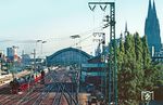 41 360 fährt mit Sonderzug Dz 25429 aus dem Kölner Hauptbahnhof. Neben dem Kölner Wahrzeichen ist in Bildmitte das Kölner Zentralstellwerk "Kf" aus dem Jahr 1975 auszumachen, das bis 2025 durch ein ESTW ersetzt werden soll. (08.09.1989) <i>Foto: Joachim Bügel</i>
