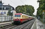 Während die Reisenden die komfortable Rückfahrt im Rheingold-Sonderzug DPE 320 von Andernach nach Dortmund genießen konnten, hatte sich am Abend im strömenden Regen nicht nur ein Fotoverrückter in Solingen-Vogelpark eingefunden, um die "neue" 101 001 zu fotografieren. Der Sonderzug fuhr fast pünktlich, die Bahnsteiguhr hatte hingegen eine Stunde Verspätung. (05.08.2023) <i>Foto: Joachim Bügel</i>