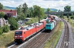 Zwischenzeitlich hatte Hilfslok 152 105 erfolgreich die Bremsprobe am KT 60694 absolviert und musste nur noch 185 609 von Alpha Trains Belgium in Retzbach-Zellingen den Vortritt lassen. (05.08.2023) <i>Foto: Joachim Schmidt</i>