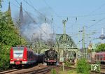 423 043 als S-Bahn-Leerfahrt und 01 066 des Bayerischen Eisenbahnmuseum (BEM) haben soeben die Hohenzollernbrücke überquert und fahren in den Bahnhof Köln-Deutz/Messe ein. (30.04.2011) <i>Foto: Joachim Schmidt</i>