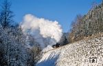 Für das RioGrande-Video "Das Lied der Dampflok - Winterdampf bei DB, DR und RhB" fuhr ein Sondergüterzug mit 44 1093 über die Gehlberger Rampe durch das Tal der Wilden Gera. (16.02.1994) <i>Foto: Joachim Schmidt</i>