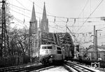 103 216 fährt mit einem IC in den Bahnhof Köln-Deutz ein. An der Hohenzollernbrücke haben die Arbeiten zur Errichtung einer zusätzlichen Brücke begonnen, um den Hauptbahnhof Köln in das S-Bahn-Taktsystem zu integrieren. (11.11.1985) <i>Foto: Joachim Schmidt</i>