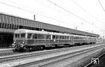 Der ET 32 entstand aus einem Umbau des ET 31. ET 32 001 wurde im Mai 1950 aus ET 31 005a/c + ES 25 132 umgebaut. Das Bild entstand in Nürnberg Hbf, wo der Zug nach seiner "Flucht" aus Oberschlesien seit Februar 1945 stationiert war. (1963) <i>Foto: Kurt Müller</i>