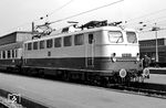 Nicht nur für den ab Sommer-Fahrplan 1962 eingesetzten neuen "Rheingold"-Zug fehlte anfangs die dafür vorgesehene E-Lok (Baureihe E 10.12), auch für den "Rheinpfeil" wurden als Zwischenlösung die gerade in der Fertigung befindlichen Serienloks E 10 250 - 254 in zweifarbiger Rheingold-Lackierung und einer Getriebeübersetzung für Vmax = 160 km/h ausgeliefert. Die am 3. Mai 1963 abgenommene E 10 250 präsentiert sich am ersten Tag des Sommerfahrplan 1963 vor dem F 21 "Rheinpfeil" nach Dortmund in Nürnberg Hbf. (26.05.1963) <i>Foto: Kurt Müller</i>