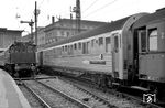 E 16 12 in München Hbf. Daneben fährt der D 66 aus Mailand ein. (1963) <i>Foto: Kurt Müller</i>