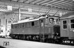 E 04 17 war seit 1935 in München beheimatet. Hier ist sie mit einem Schnellzug in Gleis 24 im Münchener Hauptbahnhof eingetroffen. 1968 wurde sie nach Osnabrück umstationiert. (1963) <i>Foto: Kurt Müller</i>