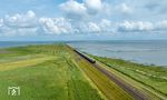 Aus der Luft offenbart sich die ganze Schönheit des Nationalparks Schleswig-Holsteinisches Wattenmeer. Bei Morsum beginnt der Hindenburgdamm, der die Insel Sylt mit dem Festland verbindet und den IC 2215 gleich befahren wird. (14.07.2023) <i>Foto: Slg. Eisenbahnstiftung</i>