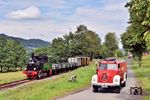 Ein besonderer Höhepunkt der Fotoveranstaltung war die Vorbeifahrt von elf historischen Feuerwehr-Löschfahrzeugen an dem ostdeutschen Kleinbahnzug mit Lok SPREEWALD in Hüinghausen. (05.08.2023) <i>Foto: Zeno Pillmann</i>