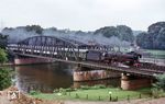 Über die damals nur eingleisig befahrbare Emsbrücke bei Hanekenfähr poltert der Saisonzug D 1731 (Münster - Rheine ab 9.12 Uhr – Norddeich Mole) mit 012 075. (17.08.1974) <i>Foto: Helmut Dahlhaus</i>