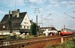 Im morgendlichen Berufsverkehr erwarten die gut gekleideten Damen und Herren des Frankfurter Bankenviertels im Bahnhof Frankfurt-Nied den P 2138 aus Königstein (Taunus). (08.08.1966) <i>Foto: Theodor Horn</i>