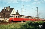 Eine Vierer-Einheit der Frankfurt-Königsteiner Eisenbahn im morgendlichen Berufsverkehr als P 2138 (Königstein/Taunus - Nied 7.10-12 Uhr - Frankfurt Hbf) in Frankfurt-Nied. (08.08.1966) <i>Foto: Theodor Horn</i>