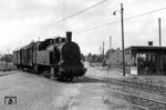 Lok 60 der Köln-Bonner-Eisenbahn (Hohenzollern, Baujahr 1922) überquert auf der Vorgebirgsbahn in Richtung Efferen am Ortsausgang von Hermülheim die Luxemburger Straße (B 265). (1953) <i>Foto: Robin Fell</i>