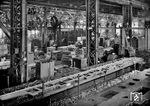 Langhobelmaschine für die Bearbeitung der Barrenrahmen für die Baureihe 52 bei der Wiener Lokfabrik in Floridsdorf. (1943) <i>Foto: Werkfoto</i>