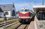 DR 118 234 (eigentlich 118 757) ist im Bahnhof Eisenach angekommen. Die Geburtstagsfahrt ging von Gräfenroda, dem Wohnort des Geburtstagskindes, über Meiningen - Eisenach - Saalfeld - Arnstadt zurück nach Gräfenroda. (15.08.2023) <i>Foto: Joachim Schmidt</i>