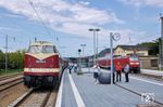 Kurze Pause für den Sonderzug im Bahnhof Jena-Göschwitz. Rechts steht 146 011. Das 80-jährige Geburtstagskind steht übrigens im roten Hemd vor der 146. (15.08.2023) <i>Foto: Joachim Schmidt</i>